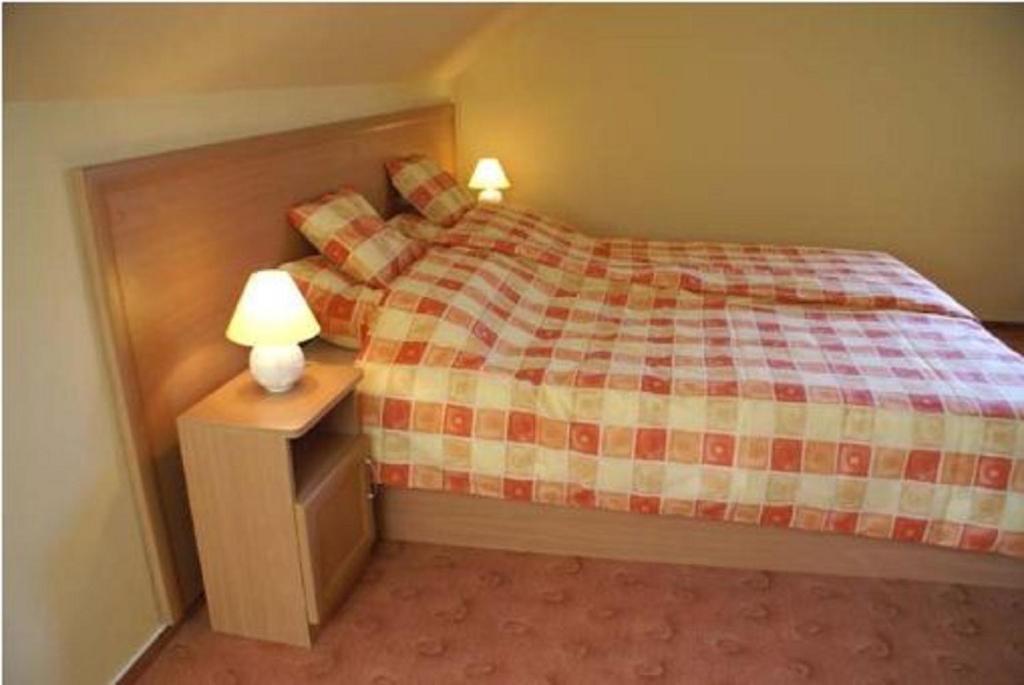 Turul Etterem Es Panzio Hotel คาโปชวาร์ ภายนอก รูปภาพ