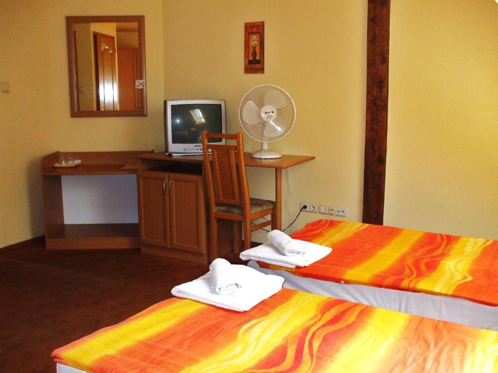 Turul Etterem Es Panzio Hotel คาโปชวาร์ ภายนอก รูปภาพ