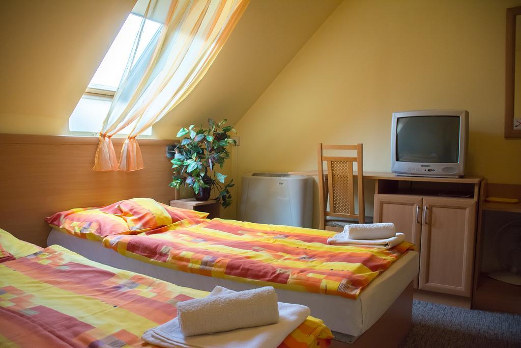 Turul Etterem Es Panzio Hotel คาโปชวาร์ ภายนอก รูปภาพ